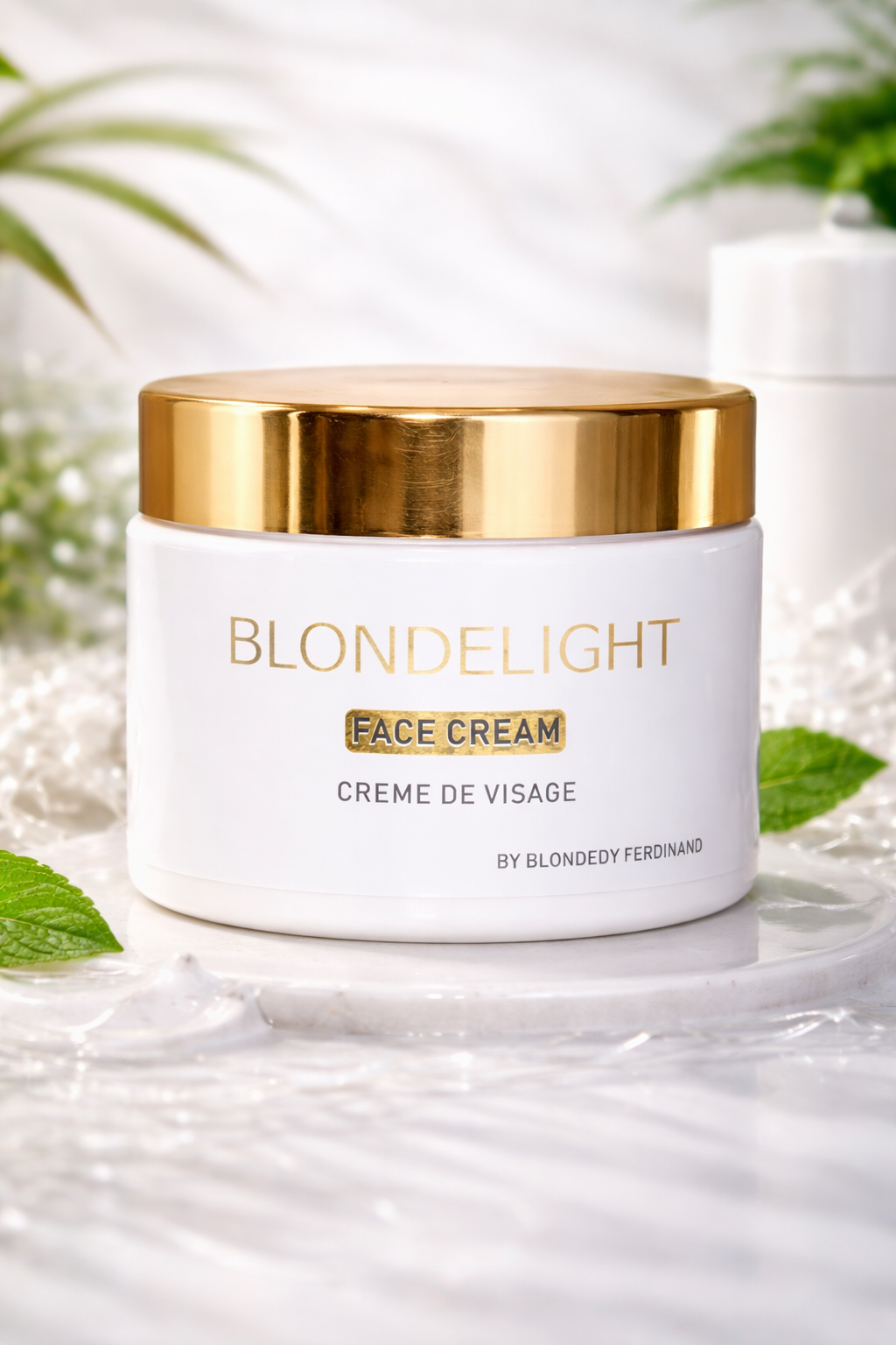Crème visage hydratante et éclaircissante, formulée pour unifier le teint, réduire les imperfections et apporter éclat et douceur à la peau. Idéale pour une peau lisse, fraîche et lumineuse au quotidien.