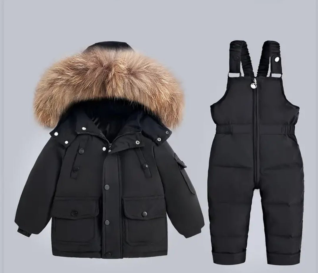 Ensemble chaud et confortable pour garçons, veste à capuchon en duvet de canards blanc à fermeture éclair à manche longue et ensemble de salopette rembourré à fermeture éclair, adapté aux activités de plein air en automne et en hiver - CarlastoreEnsemble chaud et confortable pour garçons, veste à capuchon en duvet de canards blanc à fermeture éclair à manche longue et ensemble de salopette rembourré à fermeture éclair, adapté aux activités de plein air en automne et en hiverCarlastoreCarlastore