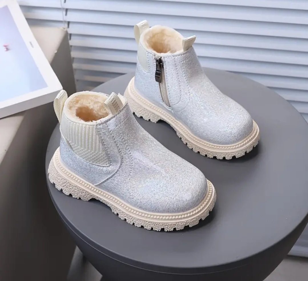 Bottes d'hiver confortable et élégantes pour fillette, doublure en polaires chaude,semelle antidérapante,fermeture éclair, parfaite pour tenue décontractés - CarlastoreBottes d'hiver confortable et élégantes pour fillette, doublure en polaires chaude,semelle antidérapante,fermeture éclair, parfaite pour tenue décontractésCarlastoreCarlastore