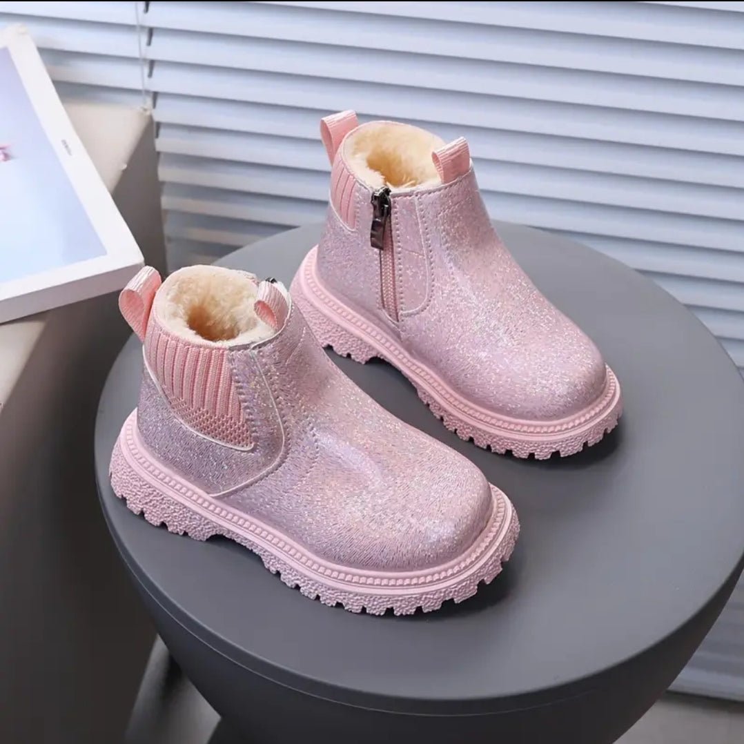 Bottes d'hiver confortable et élégantes pour fillette, doublure en polaires chaude,semelle antidérapante,fermeture éclair, parfaite pour tenue décontractés - CarlastoreBottes d'hiver confortable et élégantes pour fillette, doublure en polaires chaude,semelle antidérapante,fermeture éclair, parfaite pour tenue décontractésCarlastoreCarlastore