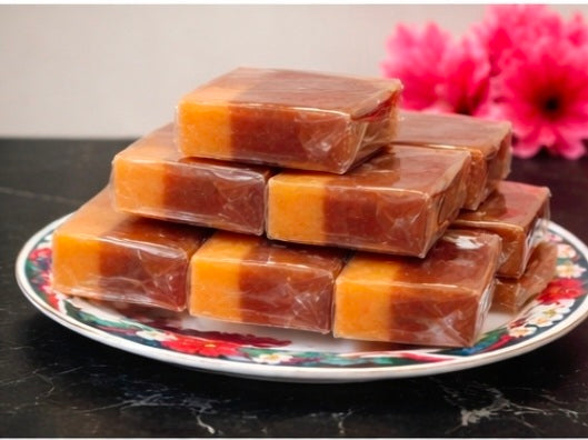 Savon Carlaglow Papaye
Un savon naturel enrichi en papaye fraîche, miel et huiles végétales qui nettoie, illumine et nourrit la peau. Il aide à unifier le teint, réduire les imperfections et révéler un éclat naturel. Convient à tous les types de peau.