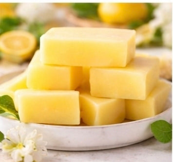 Savon Carlaglow Citron
Un savon naturel au citron qui purifie, illumine et rafraîchit la peau. Enrichi en miel, huiles végétales et beurre de karité, il nettoie en douceur, hydrate et aide à unifier le teint pour un éclat naturel. Convient pour tout type