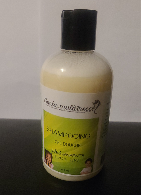 Shampoing Gel douche bébé-enfant 100%bio 250ml à base de l'huile de palme,l'huile de coco,l'huile de jojoba, l'huile de végétal, l'huile olive et l'huile essentielle pas de conservateur. Bon pour les peau sensibles adultes peut utiliser aussi