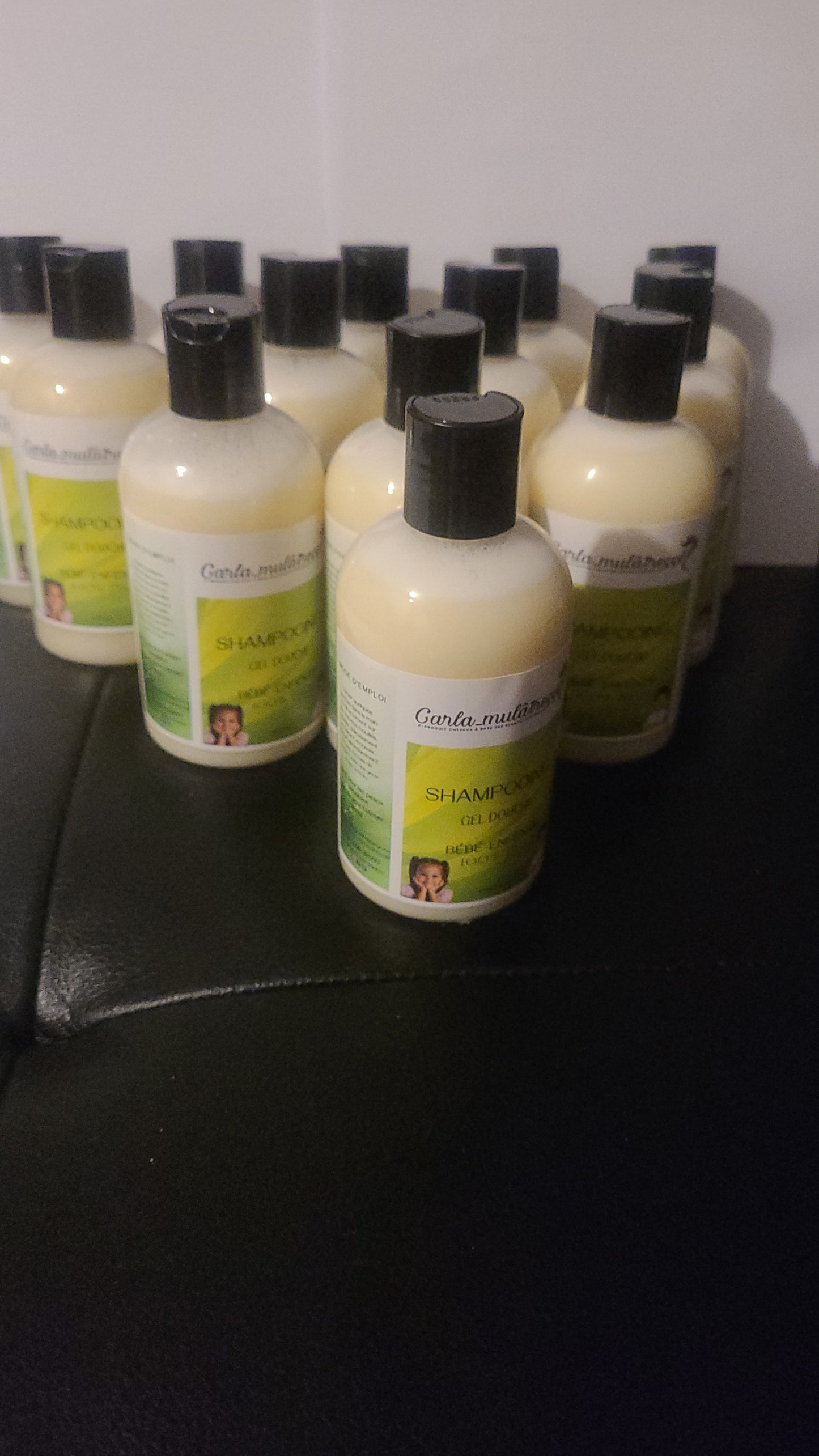 Shampoing Gel douche bébé-enfant 100%bio 250ml à base de l'huile de palme,l'huile de coco,l'huile de jojoba, l'huile de végétal, l'huile olive et l'huile essentielle pas de conservateur. Bon pour les peau sensibles adultes peut utiliser aussi