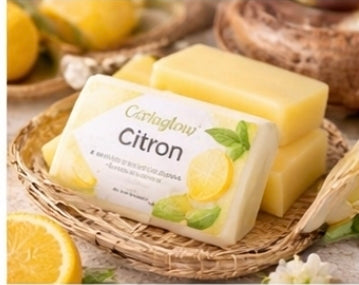 Savon Carlaglow Citron
Un savon naturel au citron qui purifie, illumine et rafraîchit la peau. Enrichi en miel, huiles végétales et beurre de karité, il nettoie en douceur, hydrate et aide à unifier le teint pour un éclat naturel. Convient pour tout type