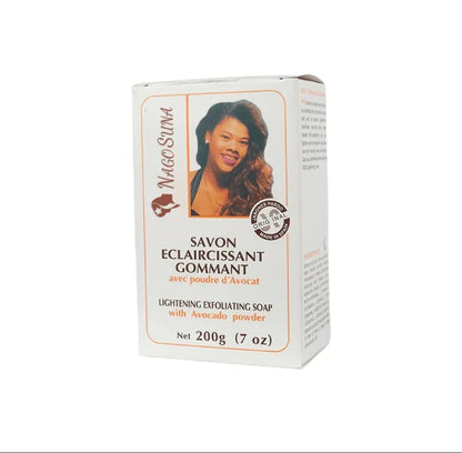 3 Savon Éclaircissant Gommant
Enrichi en poudre d’avocat, il exfolie en douceur, élimine les cellules mortes et aide à unifier le teint pour une peau douce et éclatante.