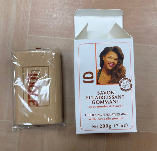 3 Savon Éclaircissant Gommant
Enrichi en poudre d’avocat, il exfolie en douceur, élimine les cellules mortes et aide à unifier le teint pour une peau douce et éclatante.