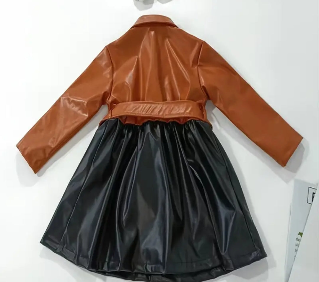 Robe en cuir d'unité central de bloc de couleur de revers de bouton de fille avec des vêtements d'enfants de ceinture