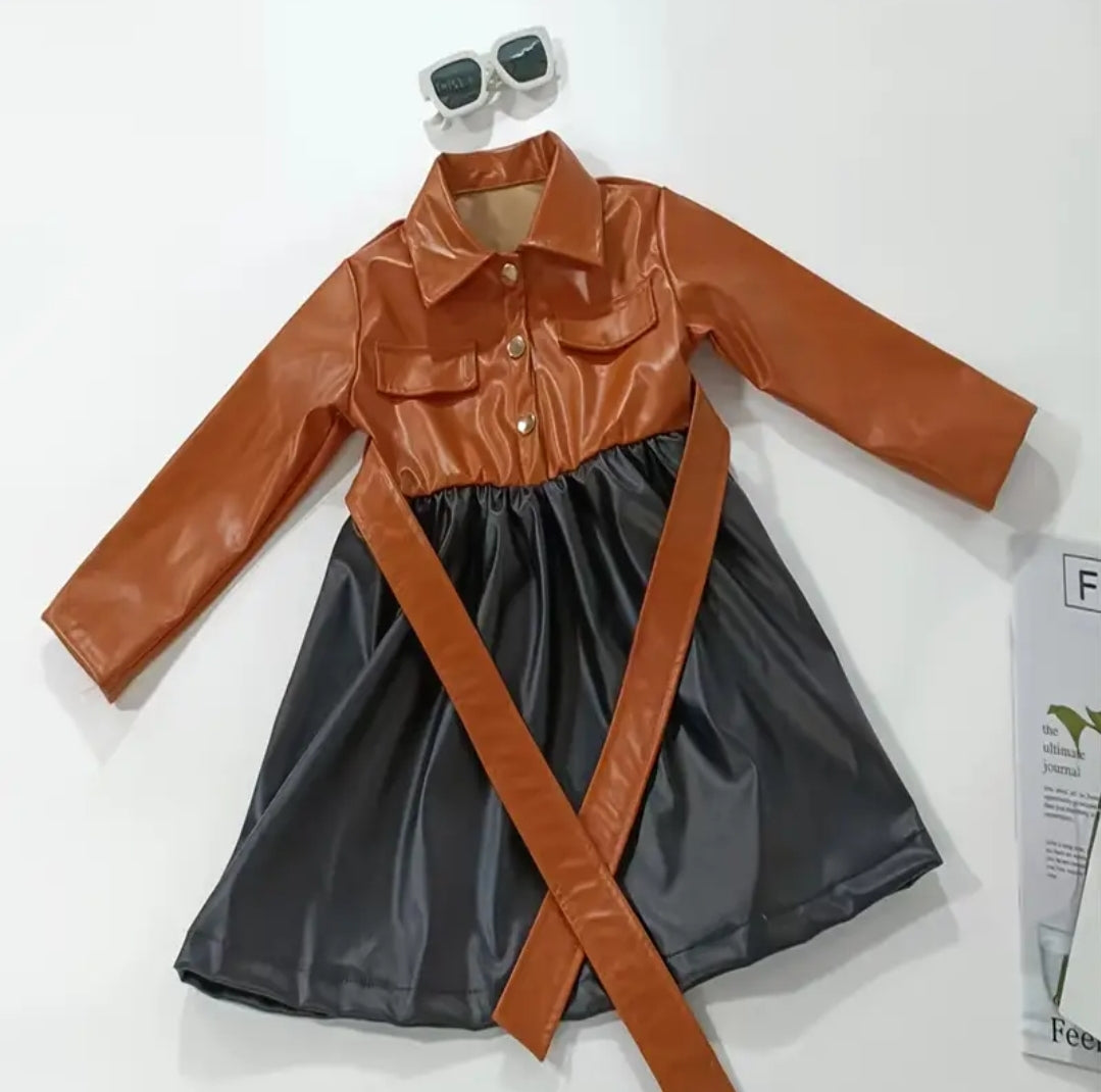 Robe en cuir d'unité central de bloc de couleur de revers de bouton de fille avec des vêtements d'enfants de ceinture